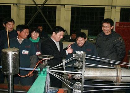 ACCC導線成功投產(chǎn)，蔣錫培與身障員工一起歡...